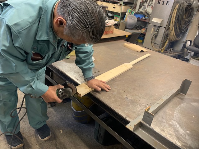 今野さん自ら板を切ってくれた。