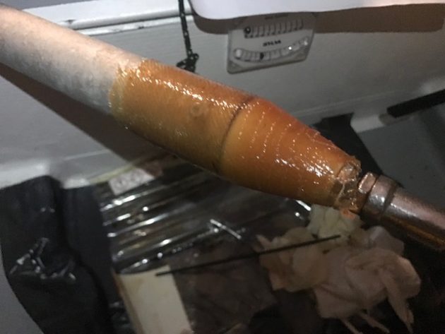 2液樹脂コネコネしてグラスに塗布